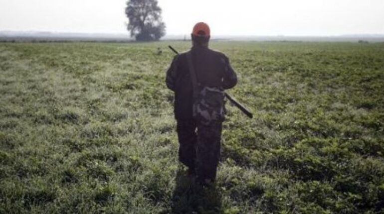 C’est l’histoire d’un chasseur qui part un jour seul en forêt