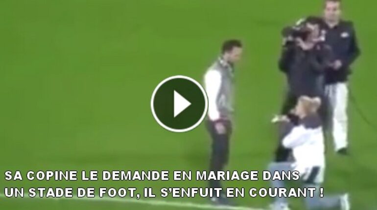 Elle demande son copain en mariage dans un stade de football…