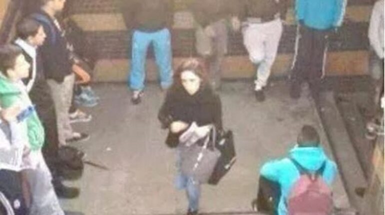 Quand une fille passe devant plusieurs mecs..