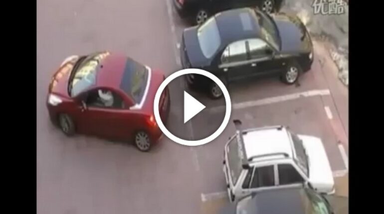 IL ESSAIE DE VOLER LA PLACE D’UNE FEMME QUI SE VENGE D’UNE FAÇON PARFAITE ! place route voiture