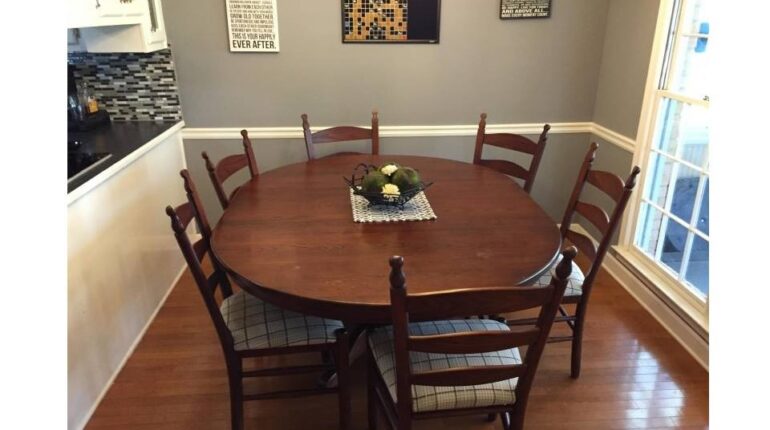 Un père de famille change le style de sa vieille table dans le salon !