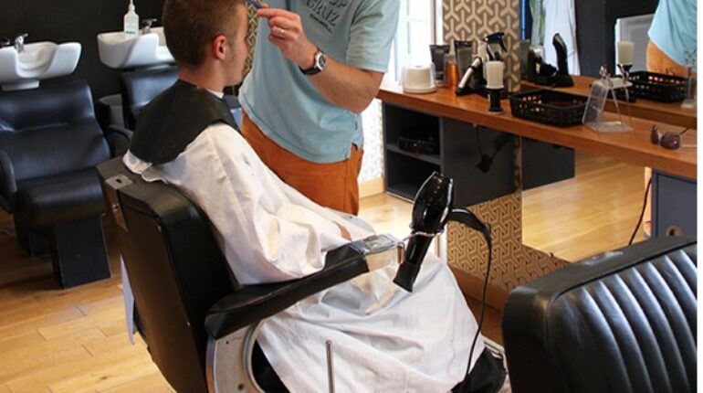 Quand ton coiffeur a un master en service client