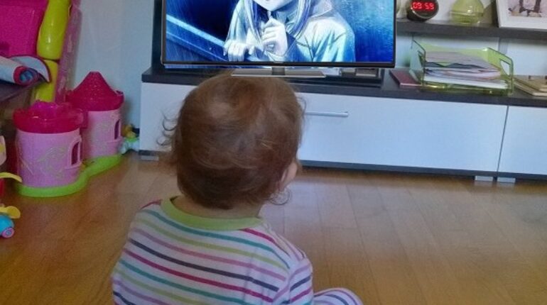 Laisser un enfant devant la télé avec une série de Manga.