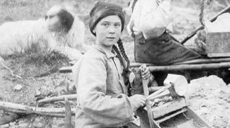 Cette photo datant de 1898 affole les internautes du monde entier 1898 changement climatique. des théories du complot Eric Hegg Greta Thunberg jeune militante jeune suédoise jeunes militants la théorie les archives de l’université de Washington les réseaux sociaux Twitter Un cliché ordinaire de 1898 une faille spatio-temporelle Une ressemblance frappante Une théorie du complot une voyageuse temporelle