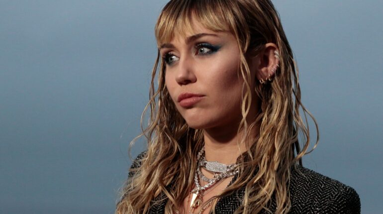 années 90’s Ariana Grande et ses deux macarons Ashley Graham et ses barrettes à sigle XXL Beyoncé et sa queue-de-cheval Palmier Billie EIlish et ses deux macarons Blake Lively et sa queue-de-cheval bombée Britney Spears et ses couettes hautes cheveux gaufrés Ciara et ses deux barrettes kirbyCiara Dua Lipa et son chignon bicolore Hailey Baldwin Bieber et son chouchou XXL Iris Mittenaere Kendall Jenner et ses barrettes à clipser Khloe Kardashian et ses cheveux volumineux Kim Kardashian Les coiffures Les coiffures vintage des années 90’s Margot Robbie et ses minis tresses Marion Cotillard Miss France 2016 et ses minis tresses collées nostalgiques old school Rihanna et ses minis macarons Selena Gomez et son brushing volume tendances Tina Kunakey et son palmier
