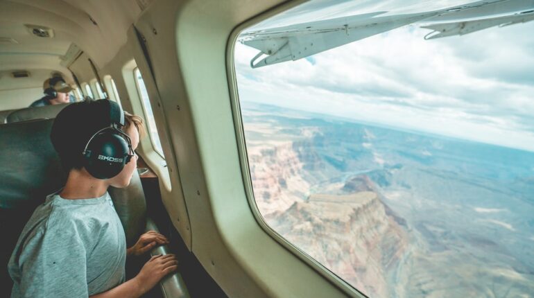 Conseils pour divertir vos enfants durant les longs vols avion bonheur Conseils crayons de couleur divertir enfants films grignoter jeux de cartes jouet livres livres numériques longs vols maman et enfant parents parents et enfants voyage
