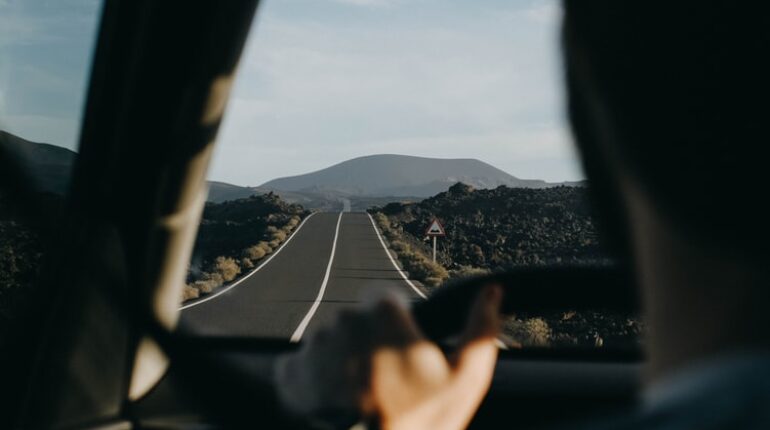 TOP 6 des pires choses qui peuvent arriver lors d’un voyage à l’étranger ! accident amusant avion bonheur Confort Conseils divertir enfants France hôtel l’étranger mal accompagné malade maman et enfant papiers parents et enfants passeport problemes de voyage relax santé mentale santé relaxe santé sécurité tranquillité vacances vacanciers voyage voyage en voiture Voyager avec des enfants voyageurs week-end