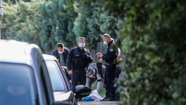 abattu par la police astuces avant et après Avignon covid-19 des passants avec une arme En France français France Montfavet news pour avoir menacé santé France santé sécurité un homme de 33 ans