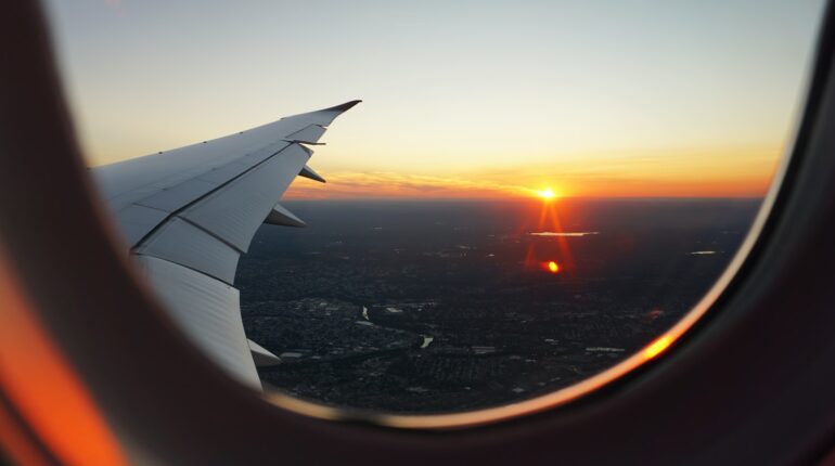 Quelques astuces pour supporter un long vol Apporter de la nourriture avion bonheur Colorier Conseils enfants Lire maman et enfant parents et enfants pour supporter un long vol Quelques astuces Regarder des émissions S'habiller confortablement voyage voyage en voiture