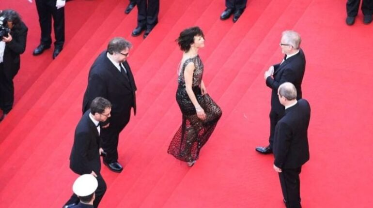 Scandale à Cannes : un acteur roue de coups un invité devant les caméras
