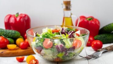 Attention à ce condiment pour salade : les dangers insoupçonnés révélés
