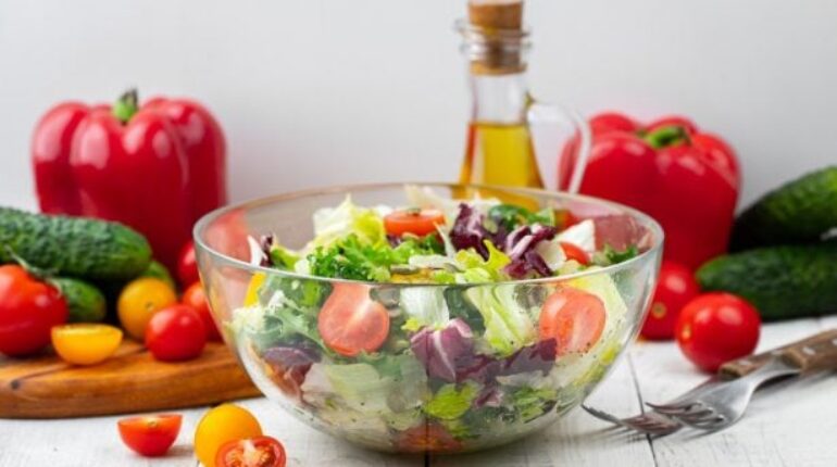 Attention à ce condiment pour salade : les dangers insoupçonnés révélés