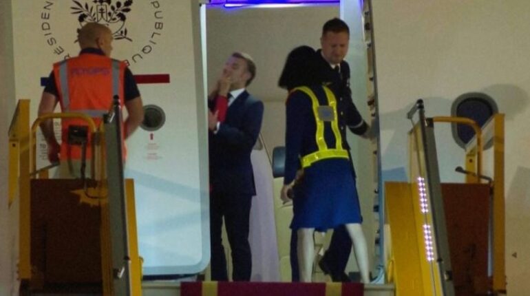 Emmanuel et Brigitte Macron : cette autre séquence inédite capturée juste après la gifle.. actualité France. Brigitte Macron couple présidentiel diplomatie Emmanuel Macron gifle polémique politique réseaux sociaux rumeurs vidéo virale Vietnam