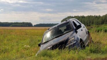 Peur panique au volant : elle termine dans le fossé après avoir vu une araignée