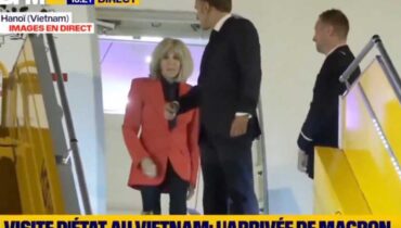 Nouveau témoin dévoile la scène inattendue après la descente d’avion : « Brigitte Macron a réagi à une blague d’Emmanuel… »