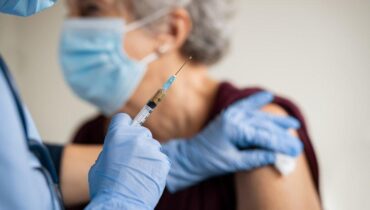 Variant NB.1.8.1 : l’Académie de médecine alerte sur une résurgence estivale inquiétante face à une couverture vaccinale critique