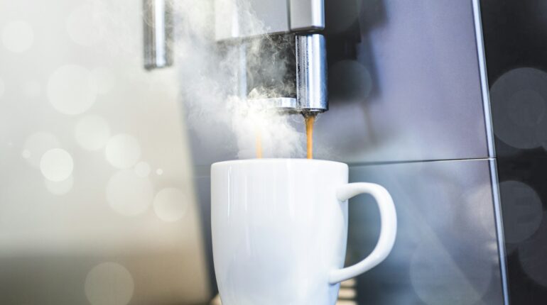 Huile d’olive + café : le combo santé BOOSTÉ que vous devez essayer maintenant bienfaits boisson bulletproof coffee café calories expérience gustative extra vierge huile d’olive innovation Italie oleato Starbucks tendance Toscane tradition