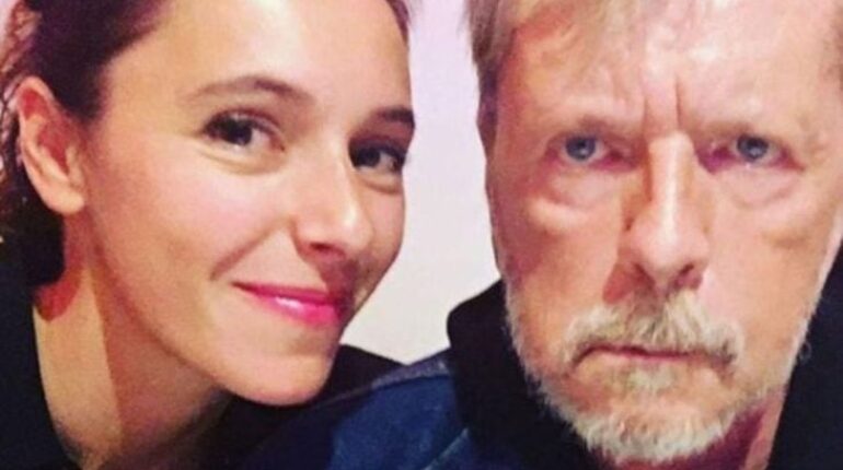 Renaud face à l’épreuve, sa fille Lolita Séchan hospitalisée dans un état préoccupant carrière artistique communauté artistique covid-19 fans hospitalisation inspiration littérature Lolita Séchan maladies auto-immunes Paris Renaud résilience santé soutien familial transparence