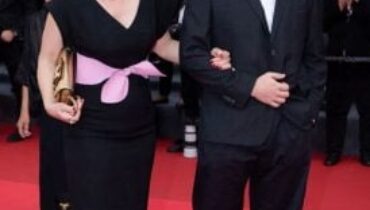 Julie Gayet dévoile son fils Ezéchiel : la ressemblance avec son père crée le buzz !