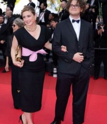 Julie Gayet dévoile son fils Ezéchiel : la ressemblance avec son père crée le buzz !