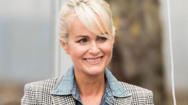 Laeticia Hallyday en couple : son apparition radieuse à Roland-Garros confirme son bonheur amour bonheur Charente-Maritime couple déménagement Frédéric Suant histoire d'amour Laeticia Hallyday nouvelle vie projet restaurateur Roland-Garros Saint-Barthélemy simplicité stabilité