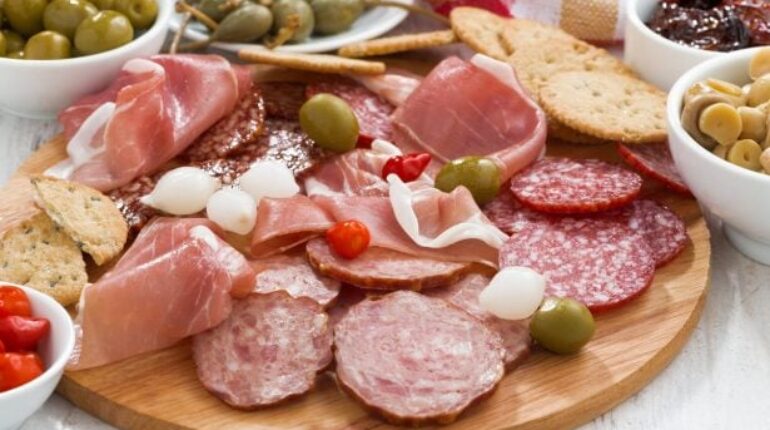 Les 12 aliments qui font flamber votre cholestérol (à surveiller de près) abats aliments à éviter beurre charcuterie cholestérol crème fraîche fritures fromage graisses saturées huiles industrielles plats industriels produits laitiers entiers santé cardiovasculaire sauces industrielles viande rouge viennoiseries