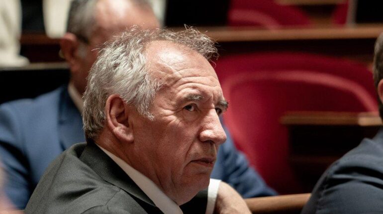 François Bayrou prêt à sacrifier deux de vos jours fériés pour économiser 5 milliards actualité politique France économies Finances publiques Jours fériés Réformes