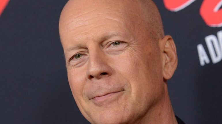 La nouvelle inquiétante sur Bruce Willis : après la parole, il risque maintenant de perdre… Actualités célébrités Aphasie Bruce Willis risque santé Trouble neurologique