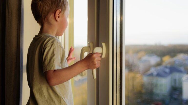 En pleine canicule, un garçonnet enfermé avec un cadenas dans une chambre surchauffée : son père absent déclare « Je l’avais confié à une nounou » Abandon d'enfant Canicule faits divers justice Négligence Protection de l'enfance