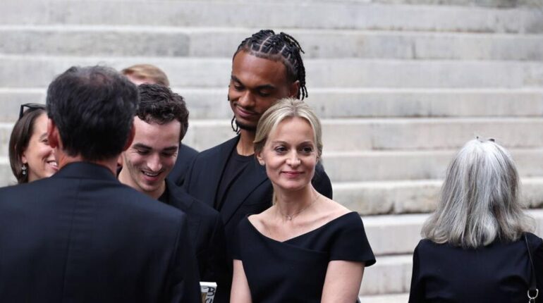 La phrase d’Audrey Crespo-Mara aux obsèques de Thierry Ardisson qui a glacé l’assemblée Audrey Crespo-Mara événement people hommage Malaise Obsèques Thierry Ardisson