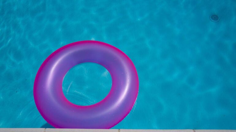Dans la piscine où il avait pied, l’adolescent succombe à un malaise inexpliqué Adolescent Décès drame enquête Fait divers Piscine