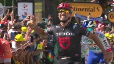 Julian Alaphilippe célèbre sa victoire d’étape… alors qu’il termine 3ème : « Ma radio ne fonctionnait plus »