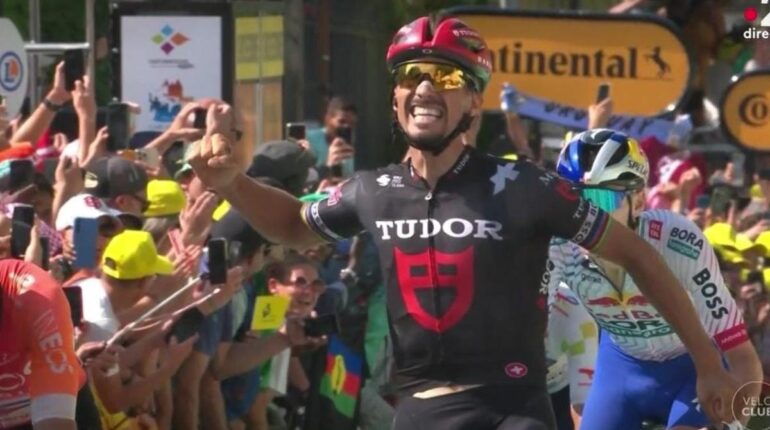 Julian Alaphilippe célèbre sa victoire d’étape… alors qu’il termine 3ème : « Ma radio ne fonctionnait plus » Actualité Sportive Course cycliste Cyclisme Julian Alaphilippe Tour de France Victoire d'étape