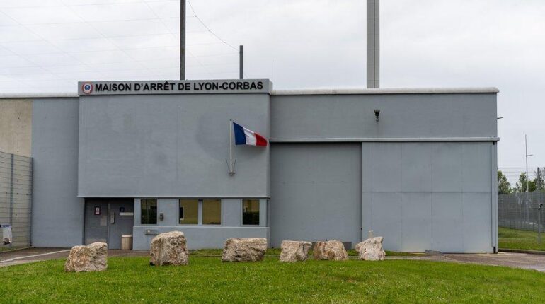 Il se cache dans le sac de son codétenu libéré : l’évasion spectaculaire qui fait trembler Corbas Actualité fiscale Évasion faits divers justice peine de prison Rhône