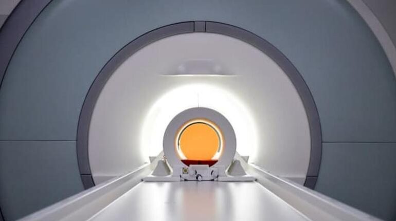 Il entre dans la salle d’IRM avec sa chaîne autour du cou : « Il a été aspiré par la machine » accident contrôles de sécurité hôpital IRM risque santé technologie