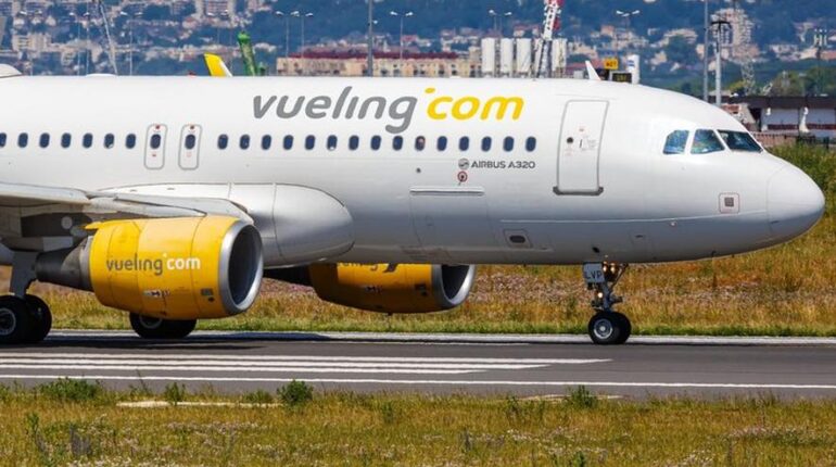 Valence-Paris : 50 adolescents juifs expulsés d’un avion après qu’un enfant ait chanté en hébreu accusent la France Antisémitisme Communauté juive conseils essentiels pour voyager Expulsion Vueling