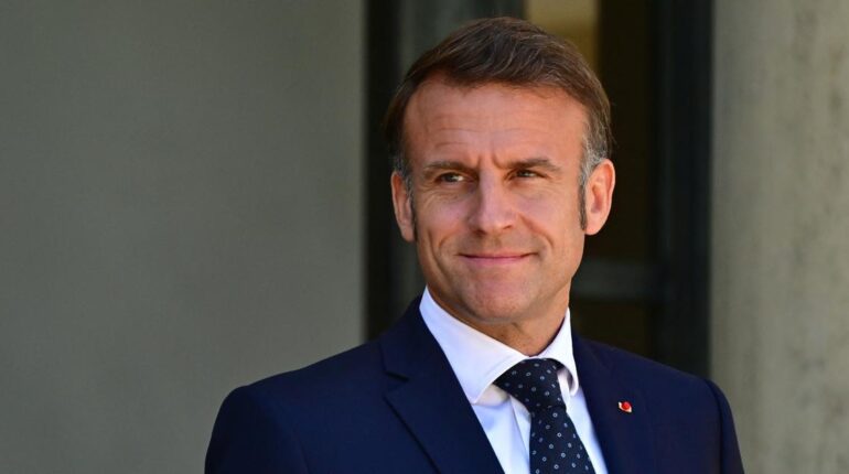 Emmanuel Macron se confie sur 2032 : « Je réfléchirai à la suite après… » Avenir politique Élection présidentielle Élections Emmanuel Macron Politique française Ve République