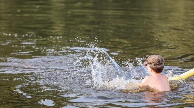 À 12 ans, il se plaint de maux de tête après une baignade : ce qui l’a tué deux semaines plus tard va vous glacer le sang Accident mortel Adolescents Amibes Infections bactériennes Ministère de la Santé prévention