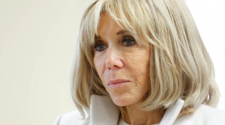 Brigitte Macron, déjà frappée par deux deuils familiaux, pleure la perte de sa sœur aînée à 93 ans actualité France. Brigitte Macron deuil familial famille Première dame