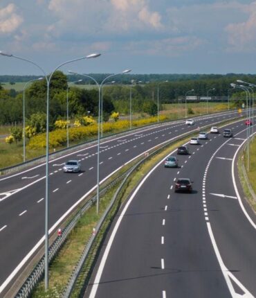 Tandis que la Tchéquie et l’Italie osent franchir les 150 km/h sur autoroute, la France s’arrête net : la raison qui va vous surprendre
