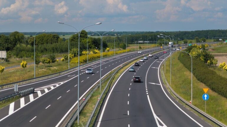 Tandis que la Tchéquie et l’Italie osent franchir les 150 km/h sur autoroute, la France s’arrête net : la raison qui va vous surprendre accusent la France Autoroute Europe Limitation de vitesse Sécurité routière transport public
