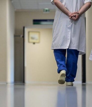 L&rsquo;ancienne infirmière qui doit rembourser 8 000 euros pour avoir travaillé un jour de trop : « Il aurait mieux valu que je démissionne ! »