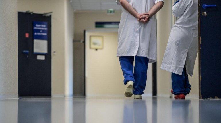 L’ancienne infirmière qui doit rembourser 8 000 euros pour avoir travaillé un jour de trop : « Il aurait mieux valu que je démissionne ! » Administration Aides Sociales Cumul Emploi-Retraite Droit Administratif Fonction Publique Réforme des retraites
