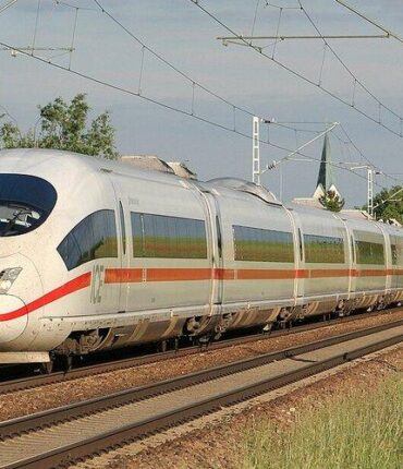 Un Syrien de 20 ans attaque des passagers avec une hache en Allemagne – la méthode inattendue utilisée par un passager pour le maîtriser…