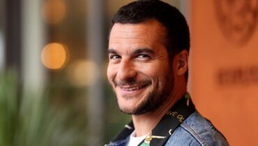 Amir boycotté par des artistes, il monte sur scène et reçoit une standing ovation : « J’ai ressenti… »