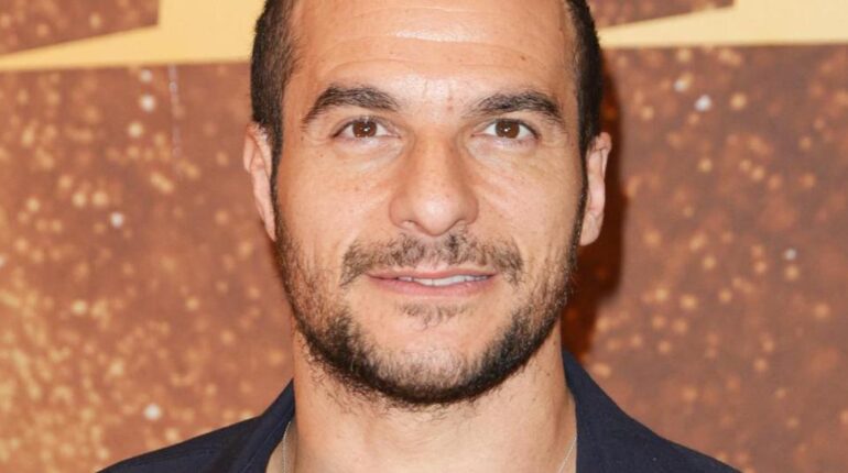 Amir boycott dialogue Francofolies musique Poser avec un signe de paix