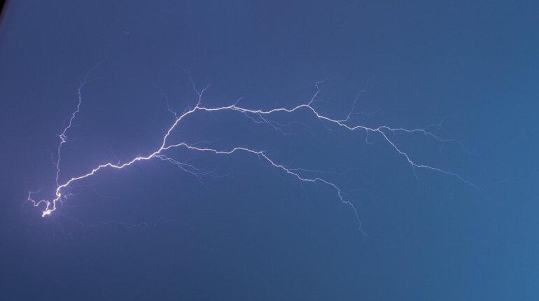Elle s’abrite sous un arbre pendant l’orage : ce qui lui arrive à 52 ans va vous glacer le sang accident Fait divers Foudre Intempéries Orage