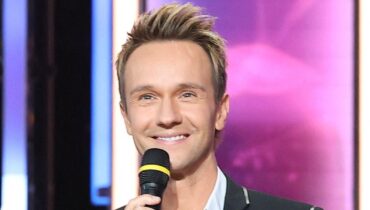 Animateurs télé Cyril Féraud France Télévisions Jeux télévisés Miss France 2016 et ses minis tresses collées