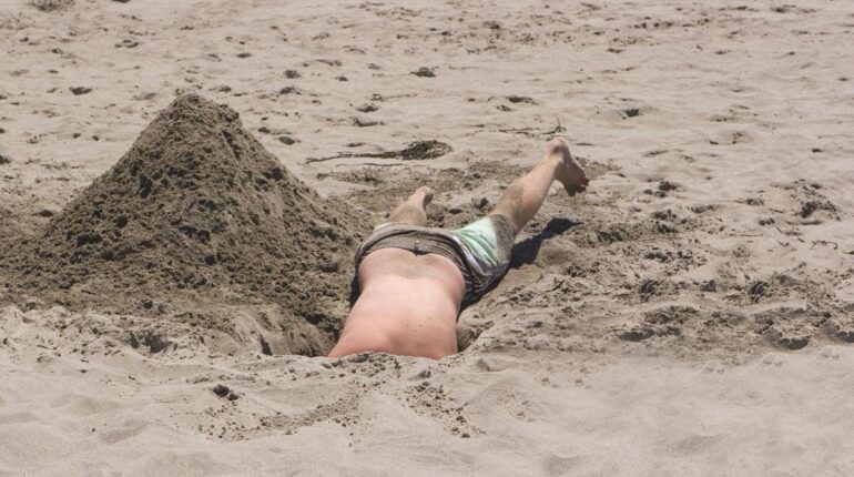 Le drame de Riccardo, 17 ans : « Il s’amusait dans le sable, puis plus rien… » accident Adolescent Décès drame faits divers Italie Plage