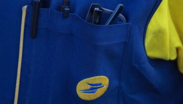 accusent la France Augmentation prix Colissimo La Poste Lettres Tarifs